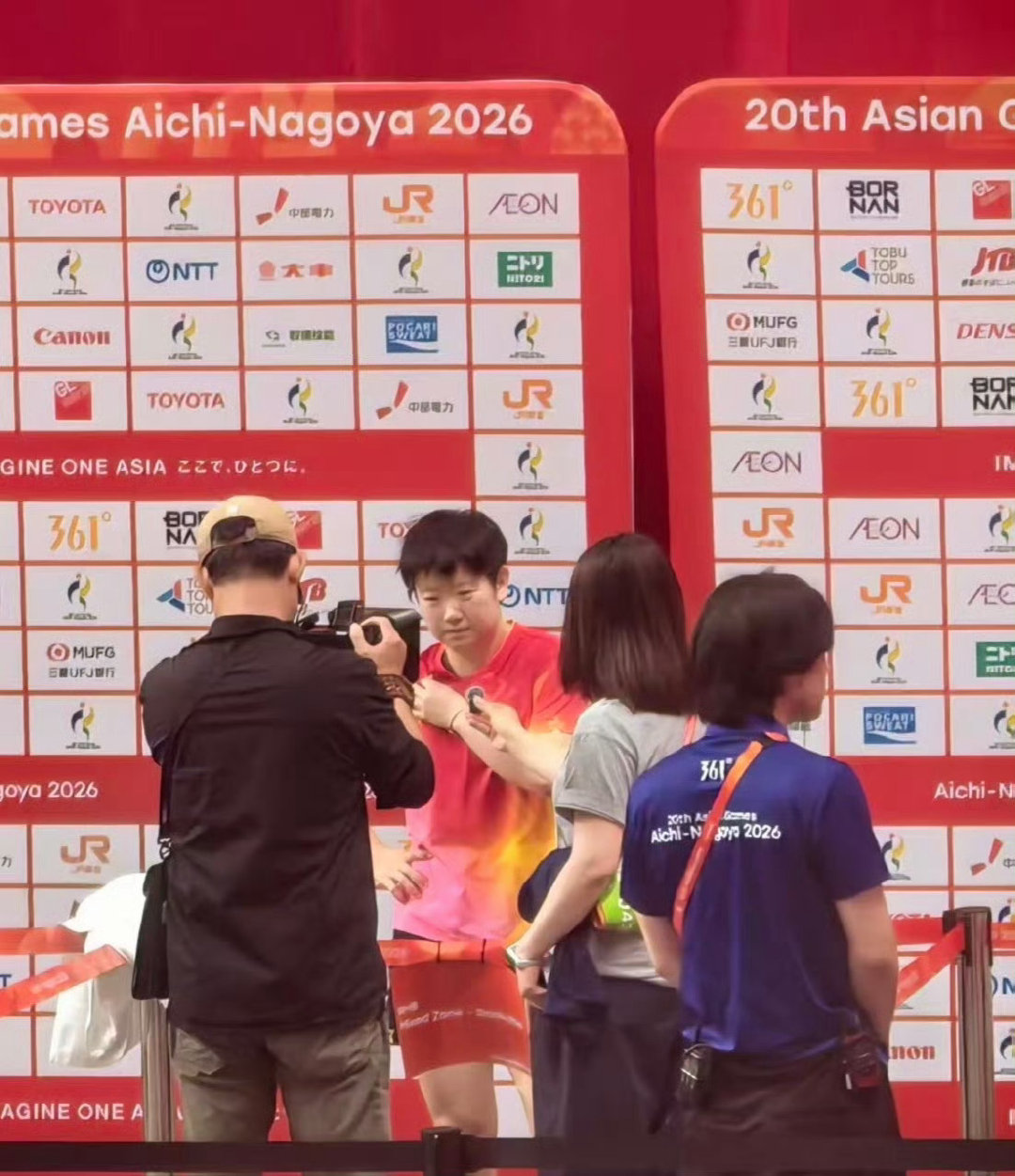 #孙颖莎vs王曼昱#说好的公平竞争在哪里？我只知道从来没有在孙颖莎这里。一个带伤作战的人领到了国乒主力最极限的赛程表和最高强度的兼项，她能顺利打完所有的比赛没输外协已经很不错了。 ​