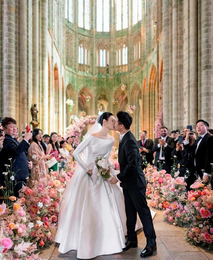 奚梦瑶同一件婚纱穿两次，不是重复婚礼，豪门仪式分上下篇 ​