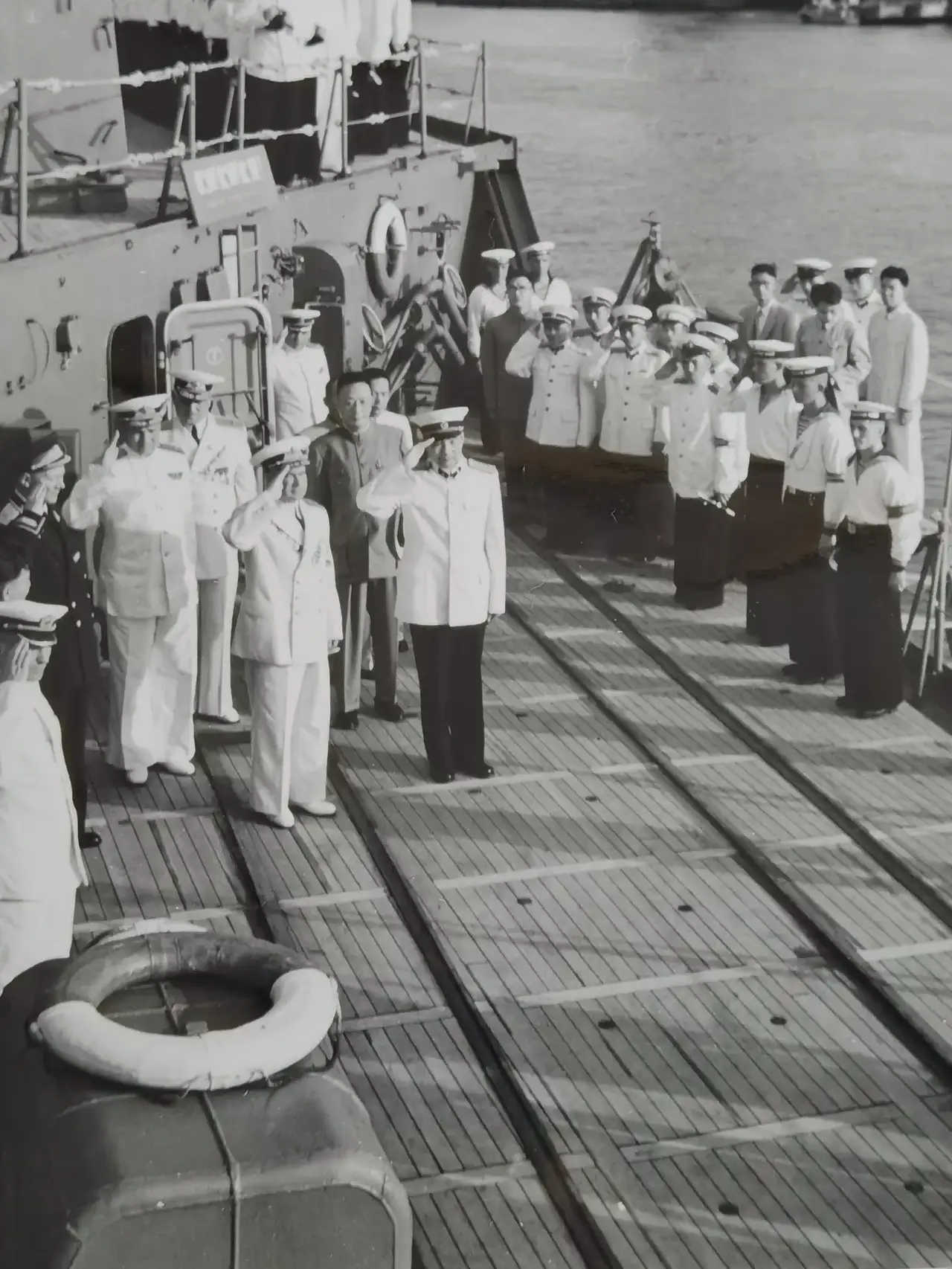 1956年6月，应中国政府邀请苏联太平洋舰队司令切库洛夫海军中将（前左二）率领友