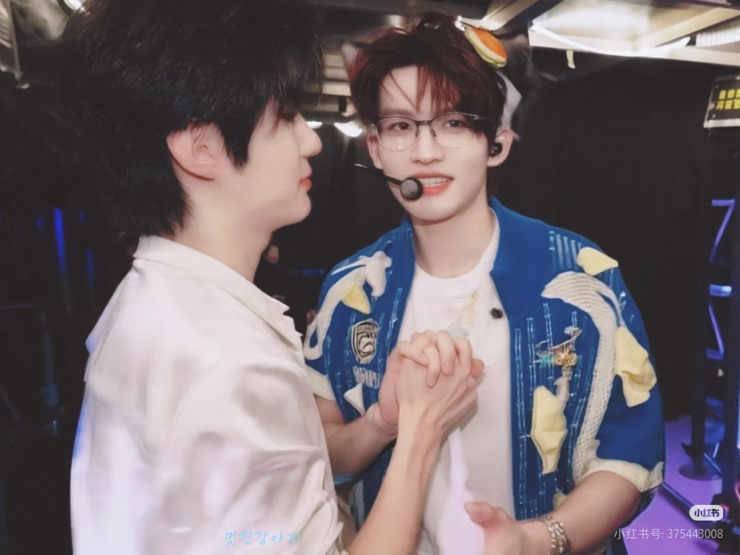 #云熠星河[超话]# 🌌#云熠星河# 

云旗☁️：提包带，不爱了，不想卖了，背刺搭子！
郝熠然：没笑容，受委屈了，真体面啊，尊重工作！
你们看图写话能力比我三年级的儿子棒，真的值得表扬！
建议，写小说去吧，毕竟就一个表情能联想那么多，不写太可惜啦！ ​