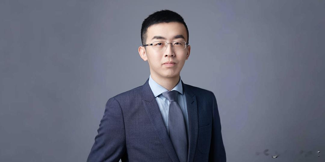 急着得罪人，这瓜不小。
这家公司刚上市，创始人炮轰同行说大实话！
人形机器人行业到底赚不赚钱？
梅卡曼德上市没几天，创始人邵天兰就在朋友圈开炮了，还直接点名一家上过春晚的机器人公司？
他说现在流行一种“攒局型”具身智能企业，靠数采中心做关联交易，硬生生把账面收入做出来，不合法、不道德，也不聪明。
我