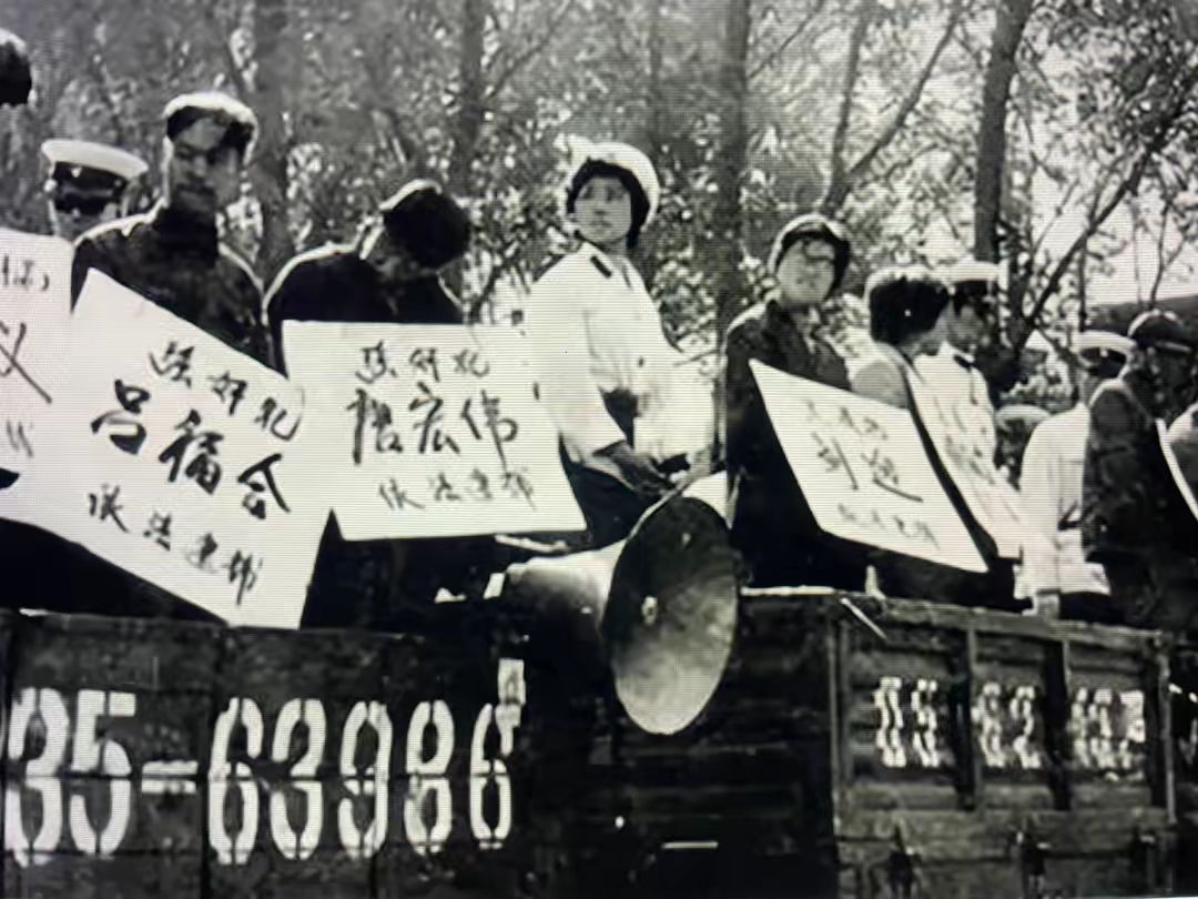 你知道“公捕公判公审”大会吗？
公捕大会曾是我国特定时期的一大特色：在人山人海的广场上，由公安机关对犯罪分子公开宣布执行逮捕，以前还会挂牌游街示众，这种方式对犯罪分子威慑很大，让犯罪分子及家人颜面尽失，多年抬不起头来，尤其是1983年严打，公检法联合办案，公捕公审公判，直接拉出去就枪毙了，让犯罪分子