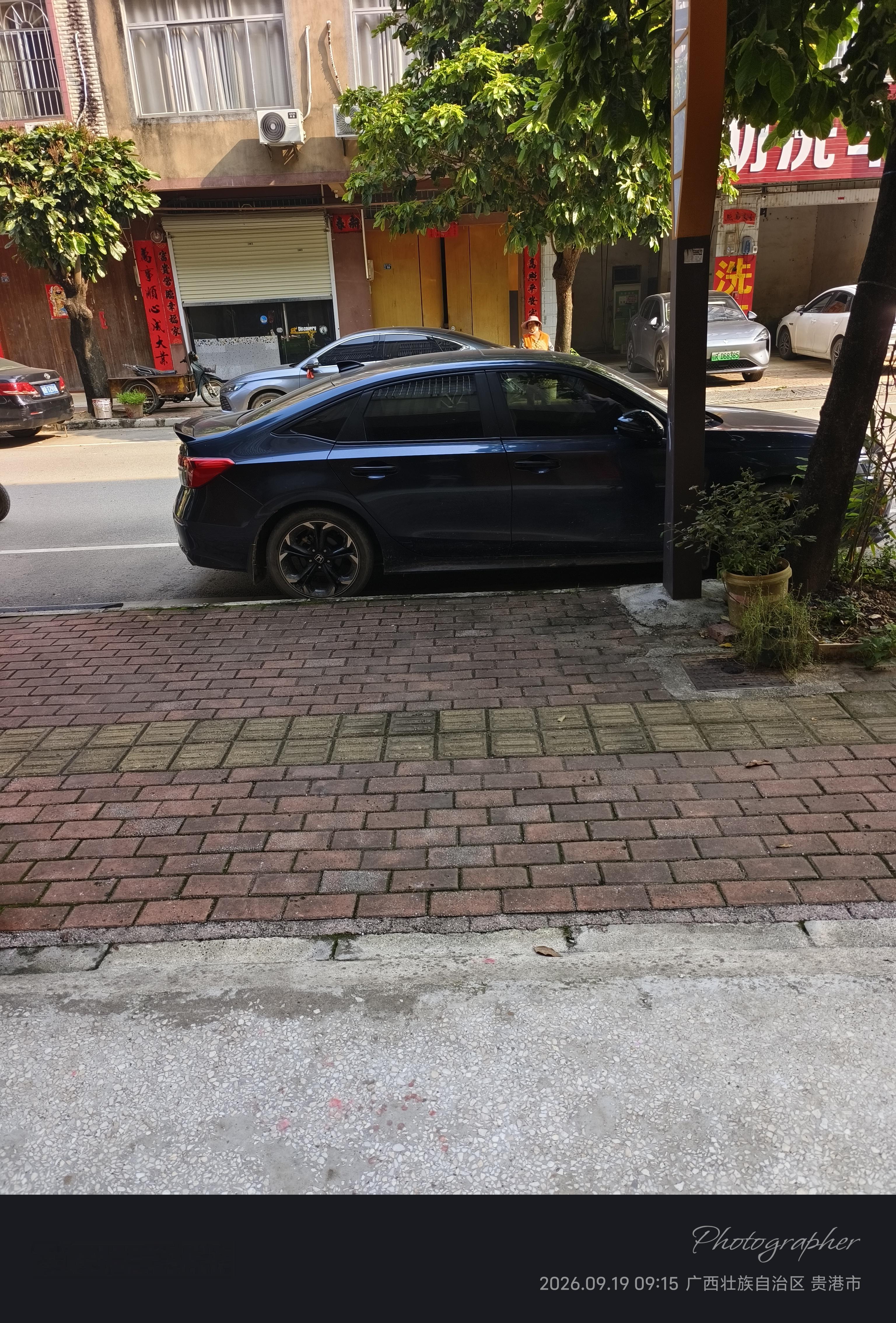 选车时也没什么考虑，人生第一辆车，跟隔壁的同款车型就是颜色不一样，当时也没想那么多，就直接选定了，对车也不熟悉多少，了解也不多，后来才知道思域这款车是鬼火少年，秒天秒地秒空气的😂，这款一出车友圈都说一代不如一代了，没有了十代经典，在我看来十一代思域还是不错的。【来自懂车帝车友圈】