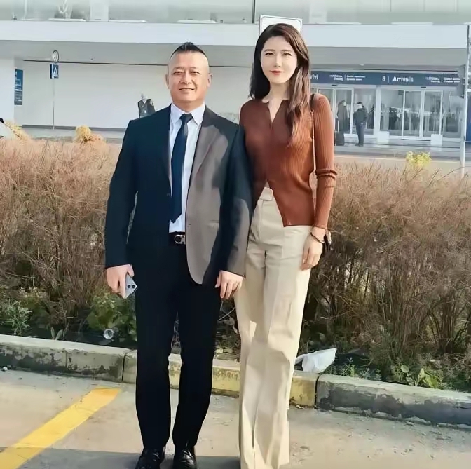 她是两百年难遇的美人，靠美貌“征服”无数男人，可到了四十七岁，还是一个人。

这话搁在别人身上像句酸话，搁在曾黎身上，倒成了事实。中戏九六级的教室里，章子怡、袁泉、梅婷、秦海璐坐一排，她往中间一坐，男生们下课都不走，扒着窗户看。保剑锋后来在采访里说，曾黎是中央戏剧学院两百年不遇的美女，这话传出去，没