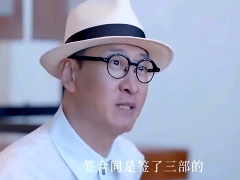 当年《少年包青天》火遍大江南北，明明签了三部合同，周杰却在第二部直接罢演。

老板拍着桌子吼他：这部戏谁演谁红！可周杰翻完剧本只回了一句：漏洞百出，纯粹蹭热度。合同里白纸黑字写着剧本必须经他认可，他说不演就不演。

后来第二部换了陆毅，第三部换了邓超，但讨论度最高、评分最高的，始终是周杰的第一部。