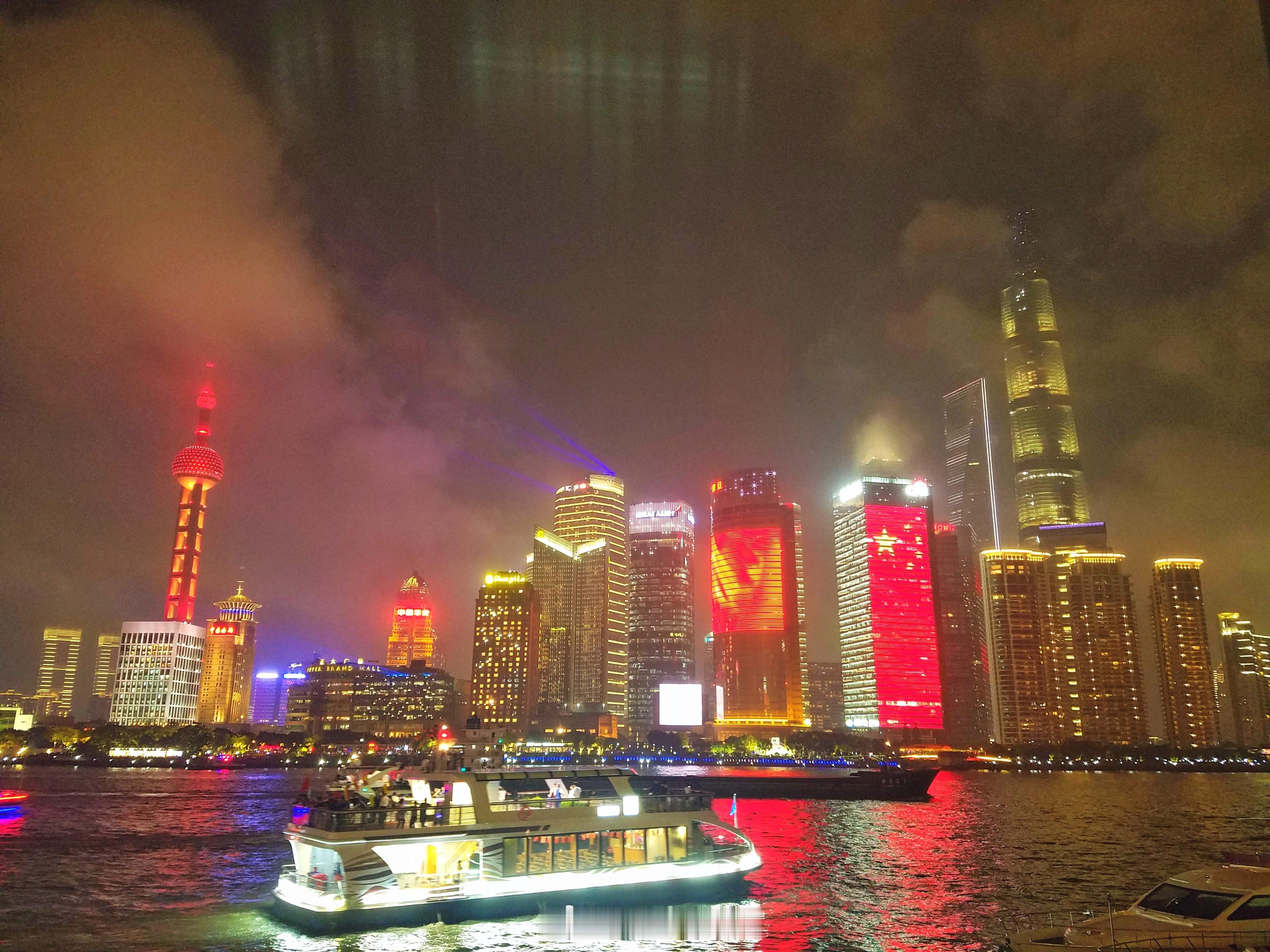 2019年的今天我在上海人挤人的街头和各地游客共同欢度国庆70周年 转眼过去7年
时间流逝之快 外表来看我好像没什么大变样 但确实感受到了岁月沉淀带来的力量和确认感 内心有个声音越来越坚定 越来越强烈地在告诉我 向前 一直向前 我不会放弃走到明天的 因为昨天的我已经走到了今天（此图来自我最爱的三 ​