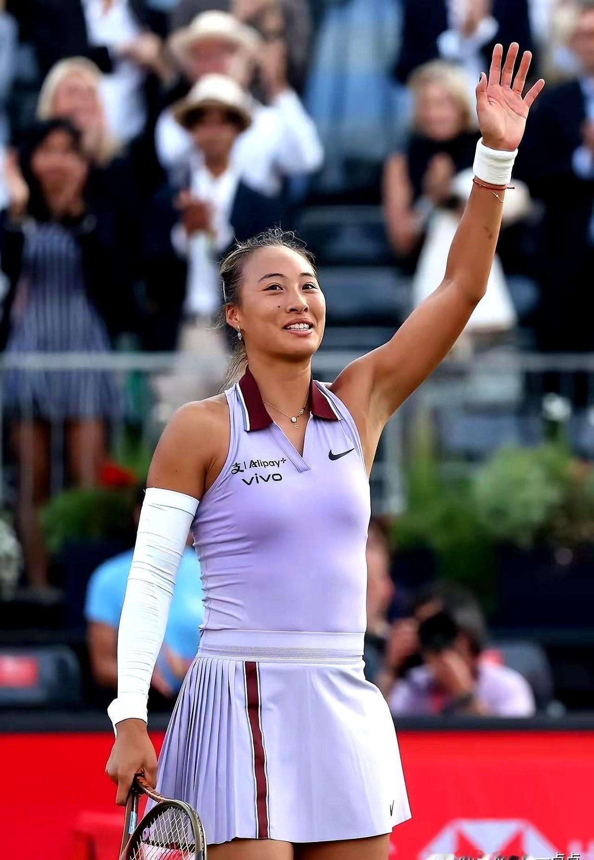 29万美元奖金到手，郑钦文终于打败了她的克星！

2026年美网女单第二轮，郑钦文熬了2小时37分钟，以6-4、2-6、6-1把哈萨克斯坦选手普丁塞娃淘汰出局，冲进32强。

之前两次交手郑钦文全输了。这次硬地再碰面，第一盘郑钦文6-4拿下。第二盘对手疯狂放“月亮球”打乱节奏，郑钦文2-6丢了一局。