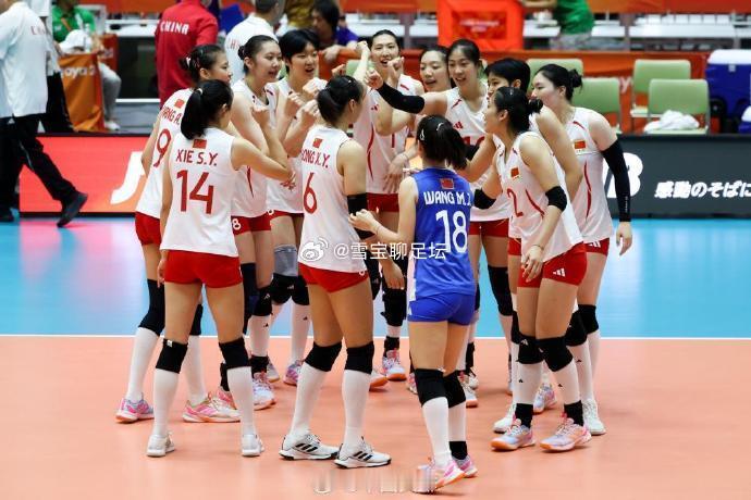 9月22日晚的2026年名古屋亚运会女排决赛中，中国女排第三局在2比10落后的绝境下，以25比23完成惊天逆转，直落三局击败东道主日本队夺冠，实现亚运三连冠并加冕队史十冠王。#中国女排亚运会三连冠# ​