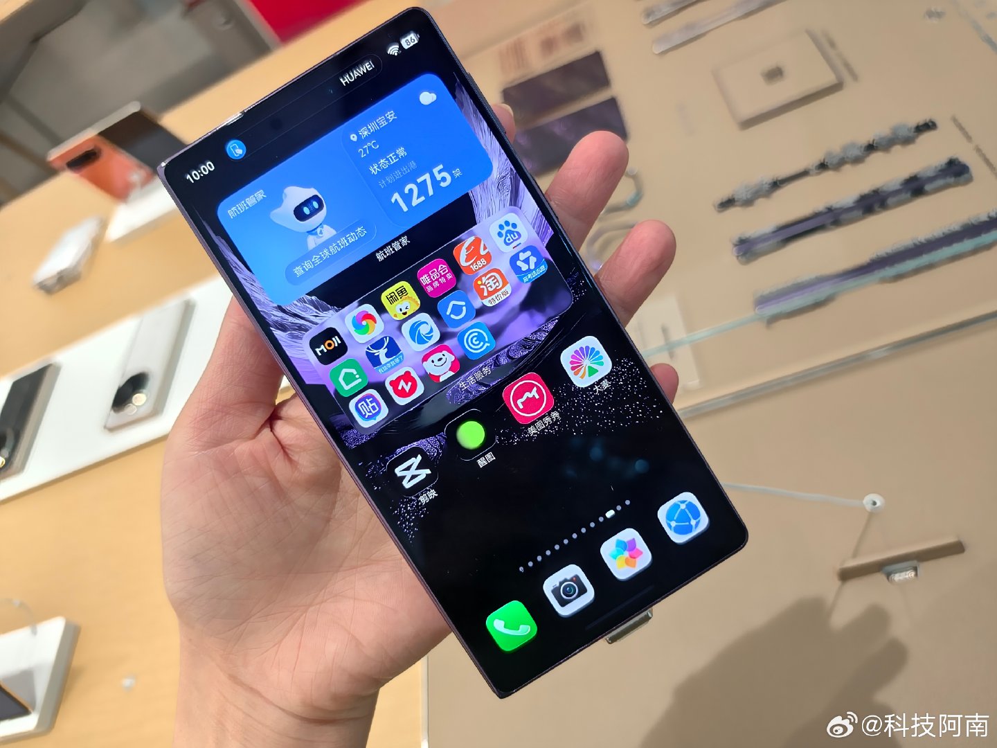 #华为MateXT2开售即售罄#我也去门店体验了一把，不得不说，华为三折叠还是牛逼的！拿在手上真壕啊～谁看到都想拿着把玩把玩，妥妥的社交神器 ​