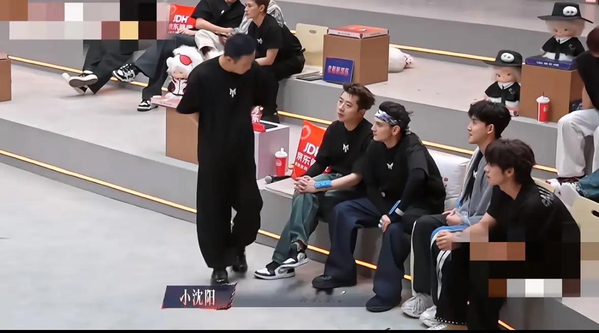 小沈阳在滚烫舞台组队完成之后神态反差，被网友剪成片段扩散。节目选人环节，抽签落定艾热进入他的队伍，王以太由小沈阳主动挑选，张睿曾辉二人主动选择加入小沈阳阵营。组队完成之后小沈阳神态松弛，网友调侃模样好似街边遛弯的长辈，他动用全部滚烫值拿下曲目，甚至不惜透支积分，这首曲目适配整支队伍的风格。王以太在队