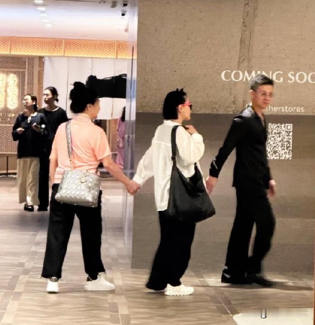 小S一家现身香港K11，一家人手牵手，感情很好。

徐妈妈穿着粉色短袖，背着银色包包，打扮显年轻，她状态好了很多，老年丧女，让她备受打击，但生活还是要向前看。

好在她小女儿也是有本事的，她后半辈子不会受委屈。

这次旅行许雅均也在，这几年S家发生大事，他真的都在，一直陪着小S。

人真是个复杂的生