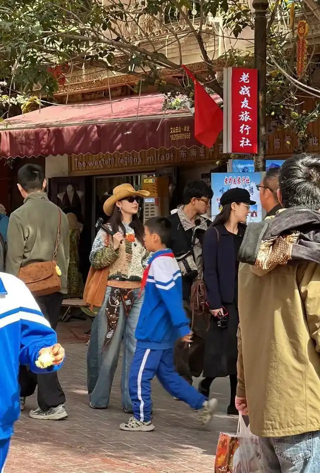 网友喀什撞见李沁马思纯，没保镖没清场，这闺蜜同框太舒坦了，生图竟拍出综艺路透味，松弛感原来是设计好的，偶遇背后藏着录制真相 ​