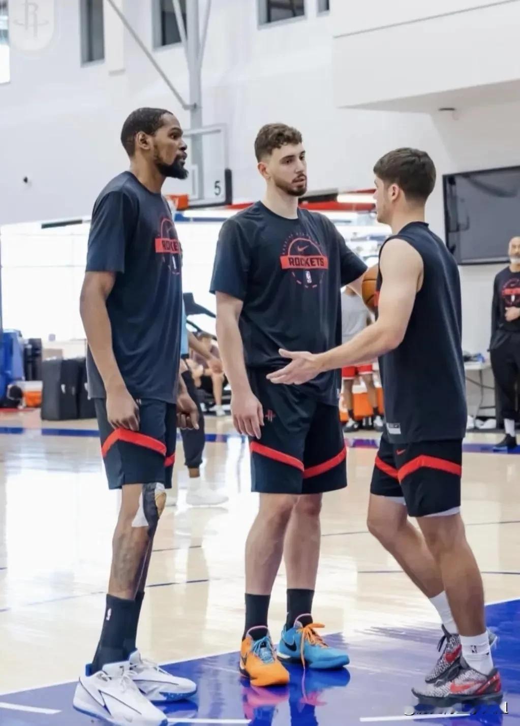 有球迷觉得，火箭队现在缺少的并不是得分手和中锋，他们缺少的是一位球队发...