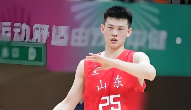 山东男篮这次真急眼了，为了换命一口气砸出3000万！
8月26日官宣拿下王岚嵚，这波抢人实在太猛。千万级转会费，外加300万甩给辽宁买断租借，直接拍出4年550万的实打实合同。
再配上祝铭震，主帅邱彪把混日子的边缘人全部清空。外援更是一把推翻换血，找不到合适的人选绝不凑合。这招腾笼换鸟，把圈内人