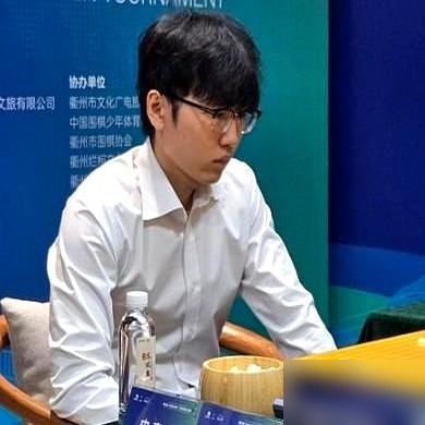 四年一届，应氏杯办了十届，没人能拿两次冠军。
谢科两进决赛，两回都是亚军，这杯子邪门到连李世石都没摸过。可申真谞直接2比0带走，连挣扎的机会都不给对手留。翻他最近的账本更吓人：烂柯杯决赛又是2比0零封卞相壹，第9个世界冠军到手，世界冠军数已经超过曹薰铉和柯洁。韩国等级分连续81个月第一，还在受让两