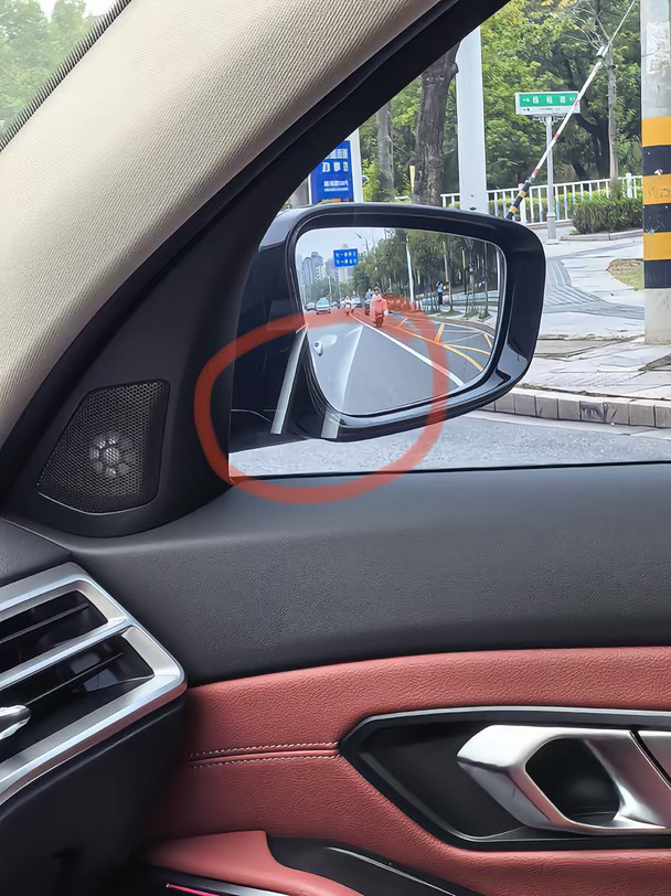 想问一下3系的这个后视镜反光怎么解决？