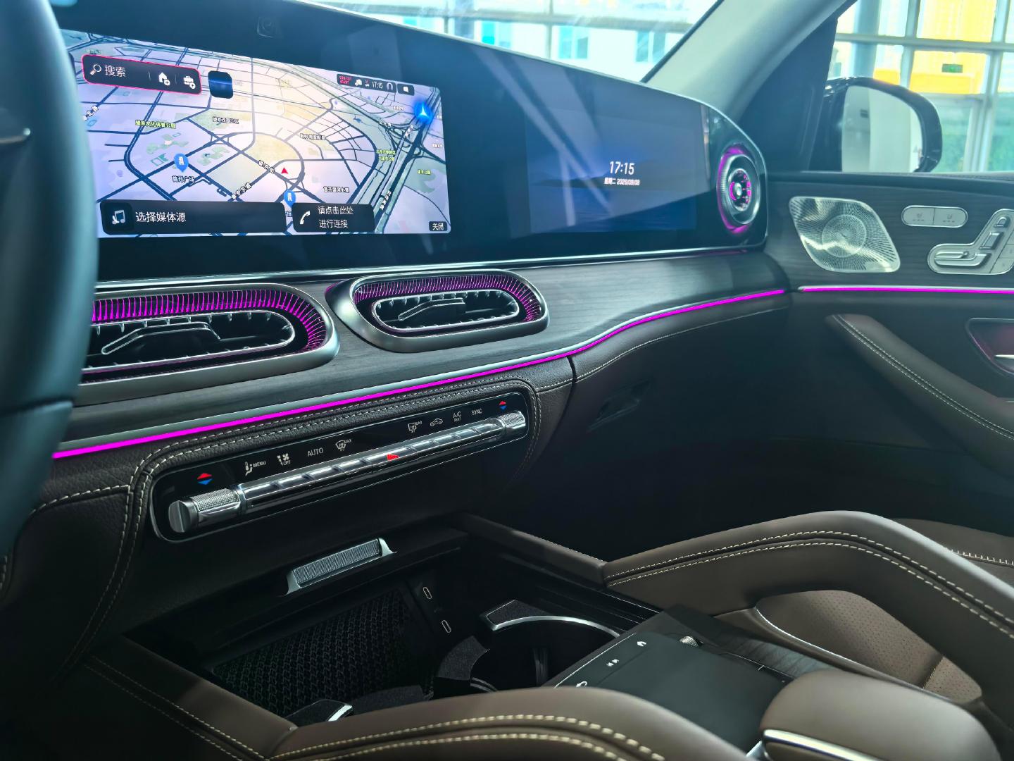 27款 奔驰GLE350L 晖银版 
指导价633800元
全款优惠5万元 
全款裸车58.38万 
可领置换补贴1.3万
相当于裸车 57万
全新国产GLE350L，兄弟们，来吧… ​