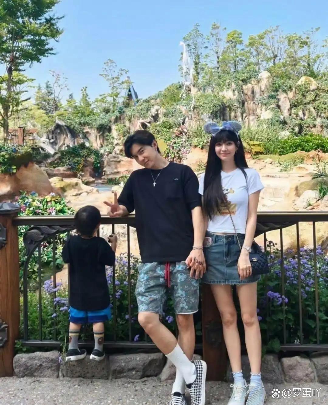 41岁的唐禹哲带着老婆儿子去迪士尼玩，一家三口颜值都超高，画面太养眼了。 ​