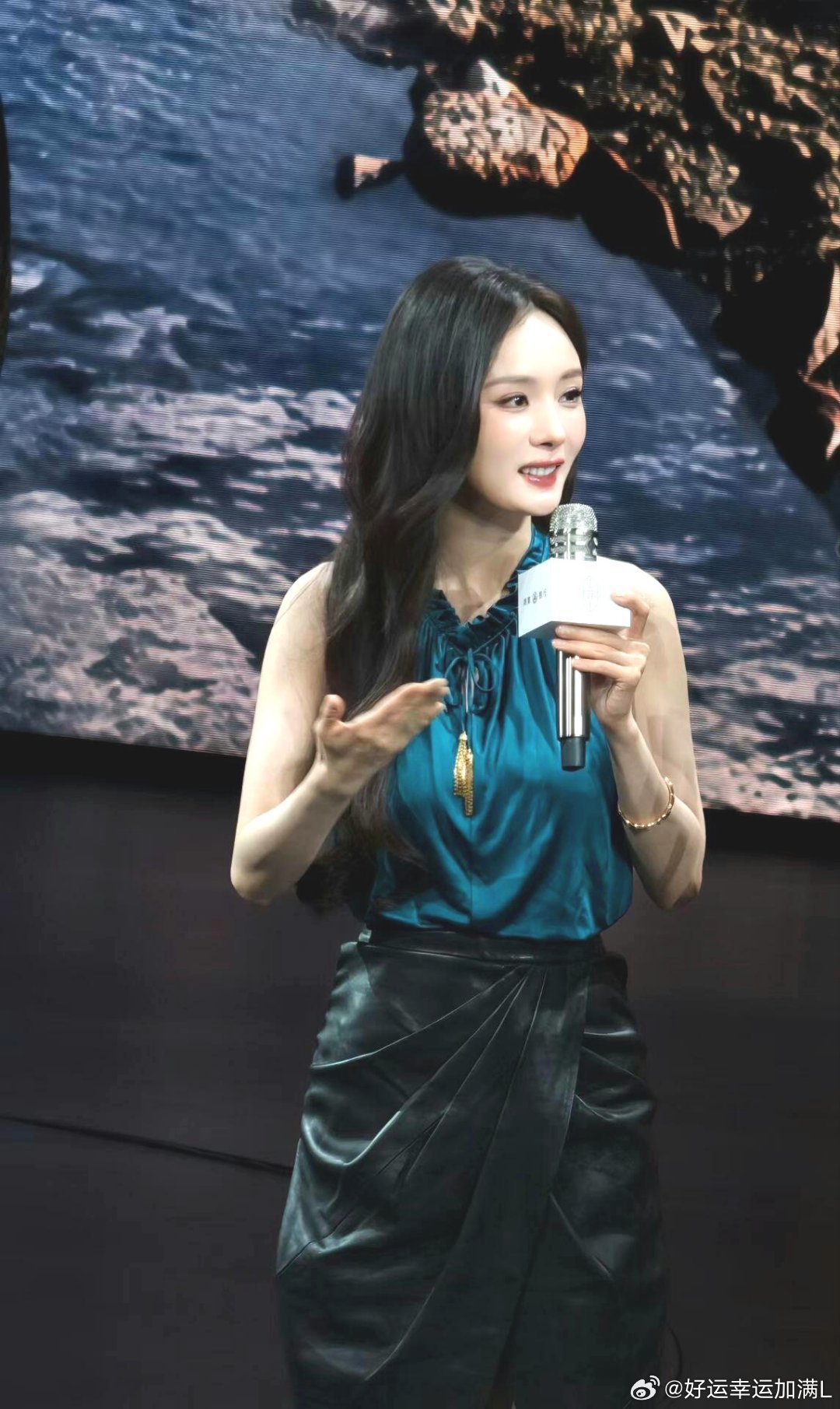 享界G9及鸿蒙智行新品发布会杨幂现身成都车展#杨幂[超话]##鸿蒙智行[超话]##车展[超话]#  ​
