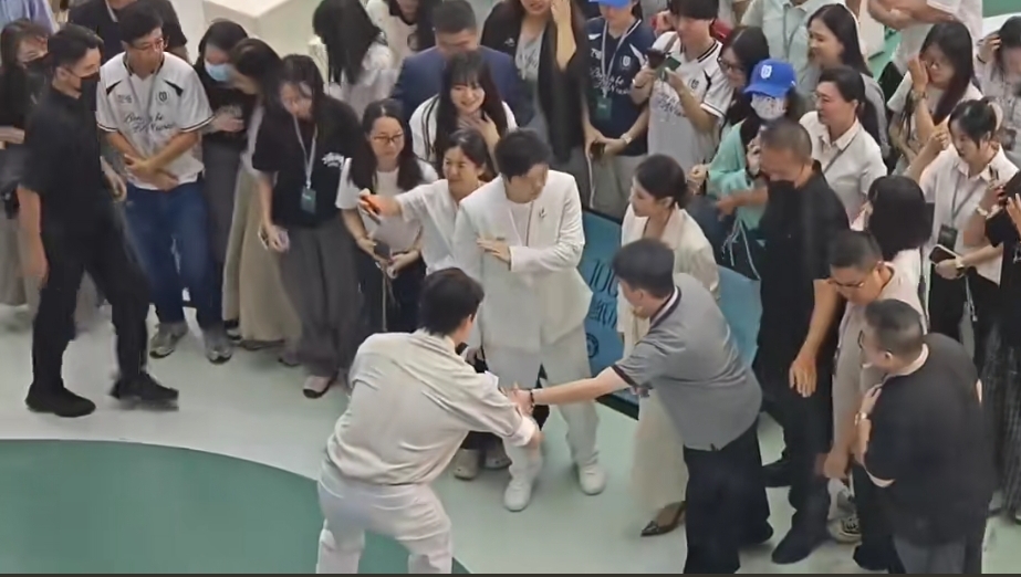 为什么这一次樊振东要发文偷拍侵犯隐私

以前也有人拍到樊振东独自一人在机场的照片，东哥并没有说什么。
这次机场被拍时，东哥警惕性很高，还看了拍摄者，那意思就是告诉她不要拍了。
她觉得自己不会伤害东哥，是爱护东哥的，但是她几次说在某某地多次偶遇东哥，这就给一些人提供了一种可能。
如果这次不发声，后面可