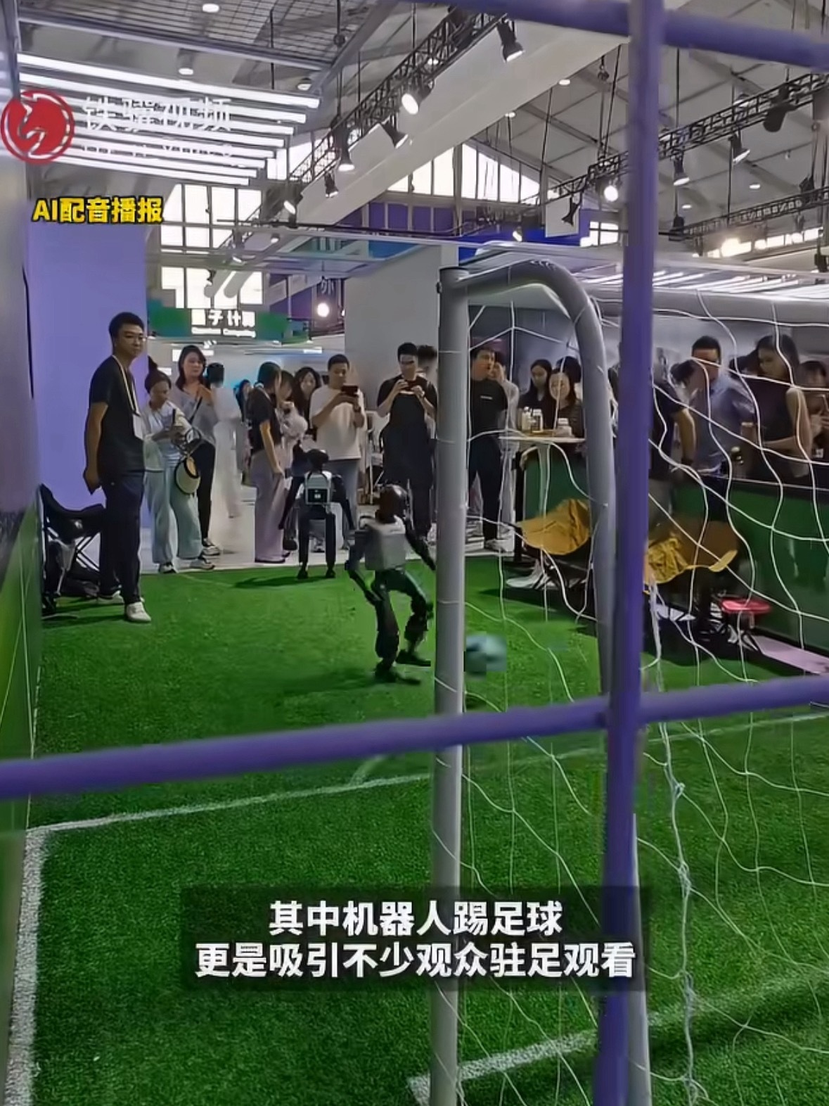 #机器人球员开始抢球员饭碗了#  已经看到了足球机器人进球的场景了，虽然说国足不给力，但是机器人能争气啊。

这机器人左脚右脚都可射门，动作灵活，带球、传球都可以。在今年RoboCup机器人世界杯上，搭载这款机器人的清华火神队拿下人形组世界冠军，这让国足情何以堪啊[允悲]
 ​