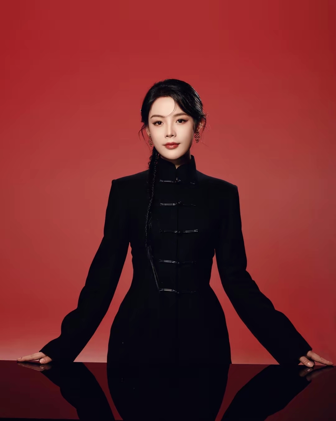 戏曲演员唱流行歌，
直接把网友听“开阔”了！
中西音乐同台碰撞，这个舞台凭什么刷屏全网？
传统文化出圈，靠流量还是靠真功底？

湾区升明月晚会上，越剧演员陈丽君演唱《荣耀》，片段刷屏各大平台，不少网友看完感慨：唱得大脑都开阔了。

陈丽君原本凭借越剧《新龙门客栈》走红，收获大批年轻粉丝。这次晚会，她