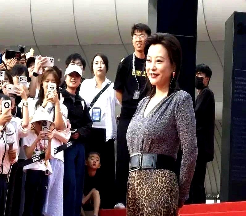 男主还没找着，导演直接把合同拍在郝蕾桌上。

四合院水池边，她挽起袖子用力搓着旧衣服。

眼神往旁边一瞟，满脑子都是怎么给三个孩子弄口吃的。

没加滤镜，体态丰腴，硬生生演活了拉扯全家、满心算计的寡妇。

凭这股子在泥地里滚出来的野草劲儿，直接拿下白玉兰提名。

再看看现在那些妆发精致演穷人的剧，到