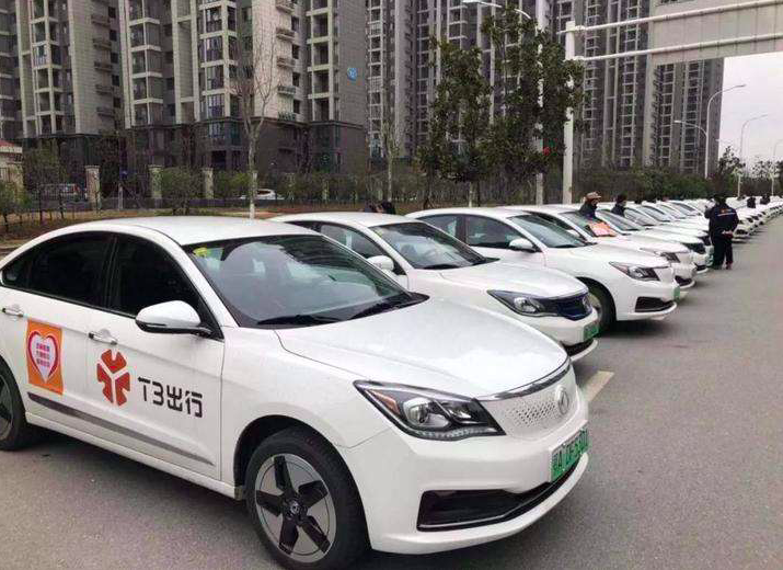 国庆景区门口打不到车，司机也接不到单？网约车旺季真相来了！
国庆假期，成都大熊猫基地门口，游客陈丹站了50分钟，手机打车软件从“前方78人”排到“司机预计42分钟后到达”，加价翻倍也打不到车。而另一边，网约车司机张力元出车8小时，收入还不如平时——不开特惠没单，开了特惠堵车一小时到手还是那点钱，一天