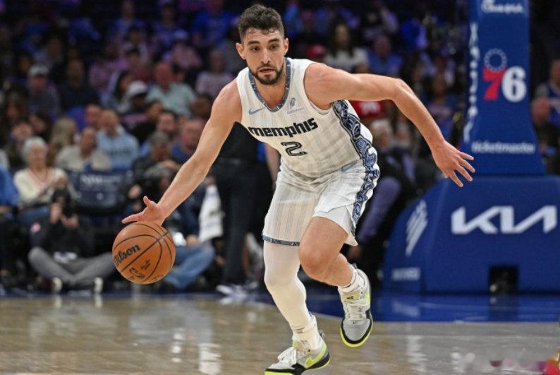 NBA常规赛，灰熊110-105击败爵士。

本场比赛，灰熊后卫杰罗姆出场30分钟15投4中，三分6中1、罚球7中6拿到15分。

本场过后，杰罗姆场均得分来到29.8分，东契奇场均34.3分高居得分榜榜首。 ​