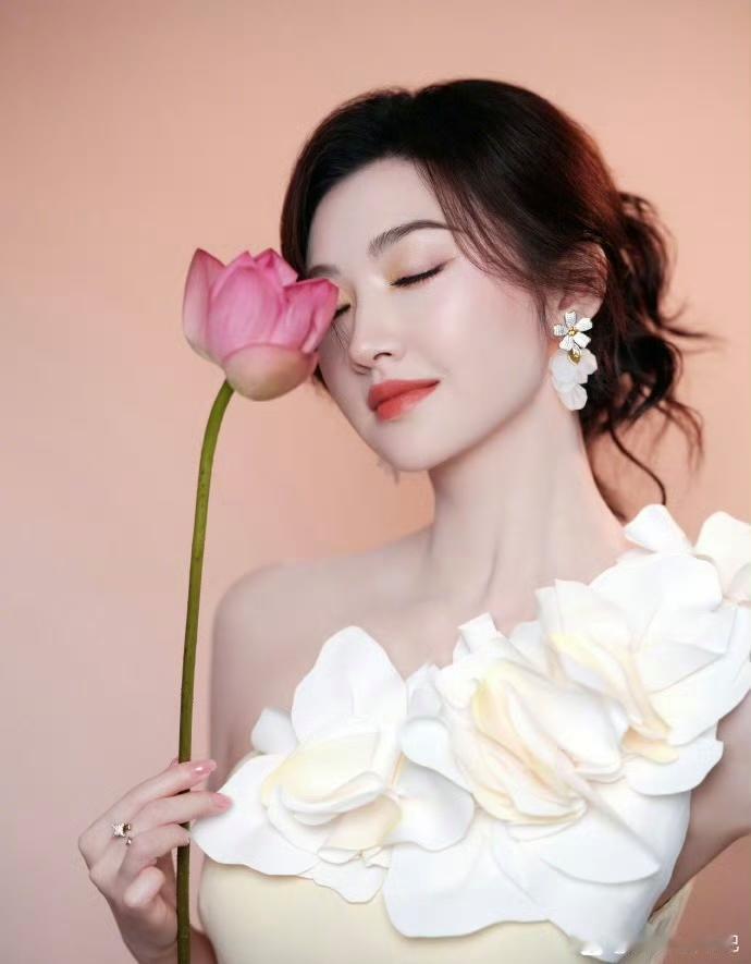 景甜说自己眼光不行
回应和孙宇晨争议，表示自己过去，现在，未来，都不会为钱出卖爱情、灵魂，“我依然相信爱情，我依然眼光不行，我依然智慧欠奉”，表示将相信法律，相信善良，相信终究会有的正义和公平，“时间会证明一切。 ” ​