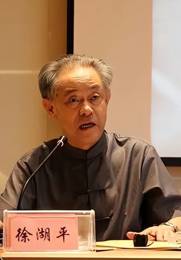 估价8800万的国宝仅以2250元就流失，相关人员因受贿获刑三年：这幅画到底是怎么出库的，谁能给出明确说法？
 
拍卖预估价近九千万的国宝级古画，早年居然仅以2250元被买走，引发全网热议的该案最终仅认定受贿，判处三年刑期、二十万罚金。
 
（别忘了点右上角关注，也欢迎到评论区畅所欲言，和更多朋友一
