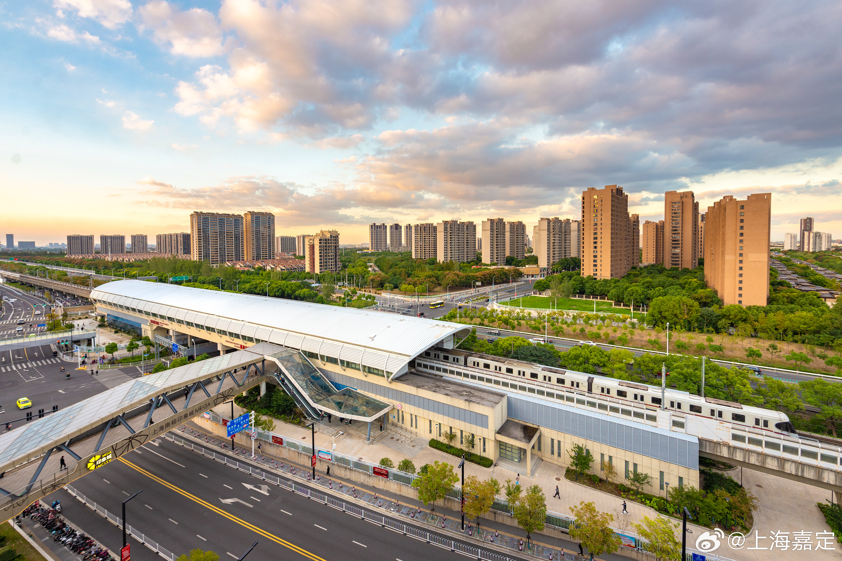 #我爱我嘉2026民生系列访谈##正在直播#【未来五年，南翔在交通方面将会有哪些提升？🎤跟着南翔镇党委副书记、镇长 孙杰一起了解↓】

南翔作为嘉定区对接中心城区和虹桥国际中央商务区的桥头堡，至虹桥机场仅20分钟车程。轨交方面，现在有“三站”，轨道交通11号线南翔站、陈翔公路站，还有沪宁城际 ​