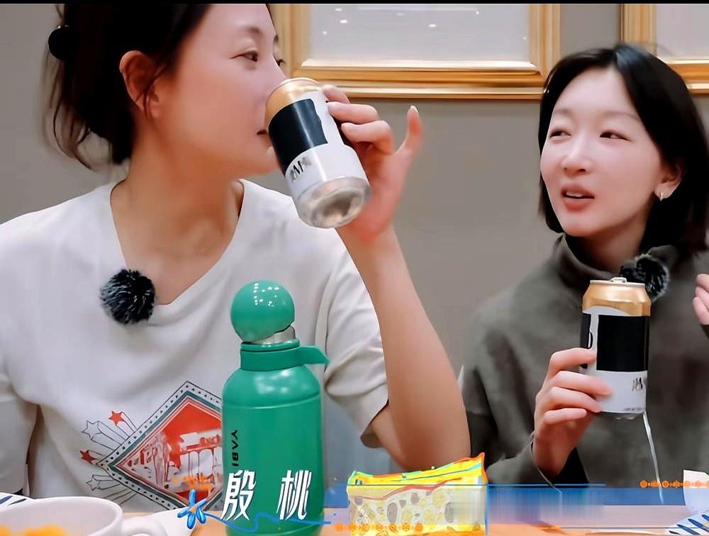 周冬雨盯着血压计脸都绿了，一把抓住殷桃问，低血压是不是死得早？

殷桃愣了一秒，眼皮都没抬，慢悠悠甩出一句，你见过乌龟吗？心率慢，爬得慢，全世界它活得最长。

就这瞎扯淡的乌龟长寿玄学，硬是把人给哄住了。周冬雨当场狂点头，嘴里不停嘟囔着慢慢来慢慢来，连喘气都跟着放轻了。

能把生死焦虑瞬间聊成对口相