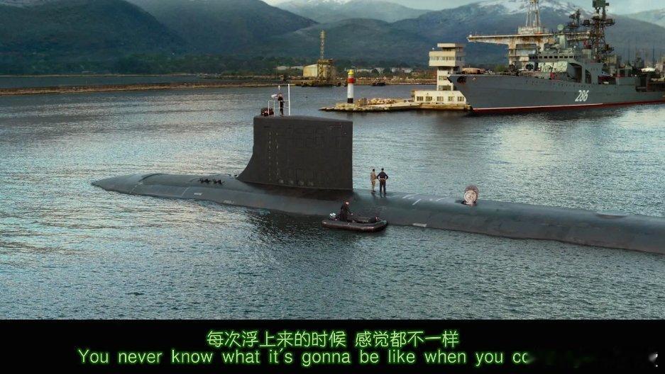 #超话大赏[超话]##冰海陷落# 
【电影】冰海陷落  4K(2018)

简介：北冰洋海域，一艘美军潜艇突然失联，潜艇艇长乔·格拉斯奉命带队潜入深海调查事故。他发现这并不是简单的海底事故，一名俄国将军发动军事政变，扣押本国总统，刻意制造冲突，想要挑起两国开战。乔·格拉斯带领潜艇队员，配合海豹突击队， ​