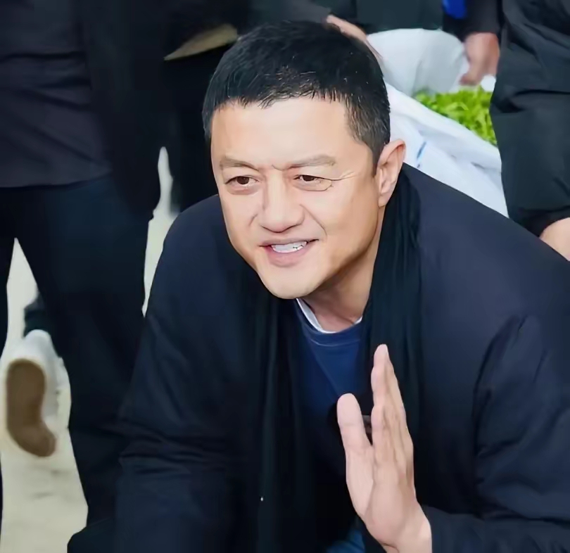 李亚鹏官宣嫣然医院换新院区，不再租场地，自建新院落地北京朝阳。同时，他亲自澄清，陈光标捐赠的1000万元善款，一分未动，全额转入嫣然基金会专属账户，公开透明。
 
这条消息一出，不少一直盯着嫣然的人都松了口气。往前倒半年，这家医院还深陷欠租泥潭，法院判了腾退，外墙招牌都被吊车拆了，没人敢拍胸脯说它能