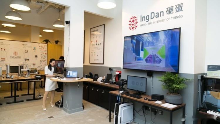 #港股#【硬蛋创新10亿美元AI服务合约正式落实 算力网络布局将超100兆瓦】#硬蛋创新#(00400)宣布，公司此前披露的逾10亿美元意向服务订单已正式订立服务合约，预期于未来五年获得合计超10亿美元服务费收入，并将于2026年第四季度正式启动交付。

集团指，为支撑大额服务合约的履约能力，正在加速推进全 ​