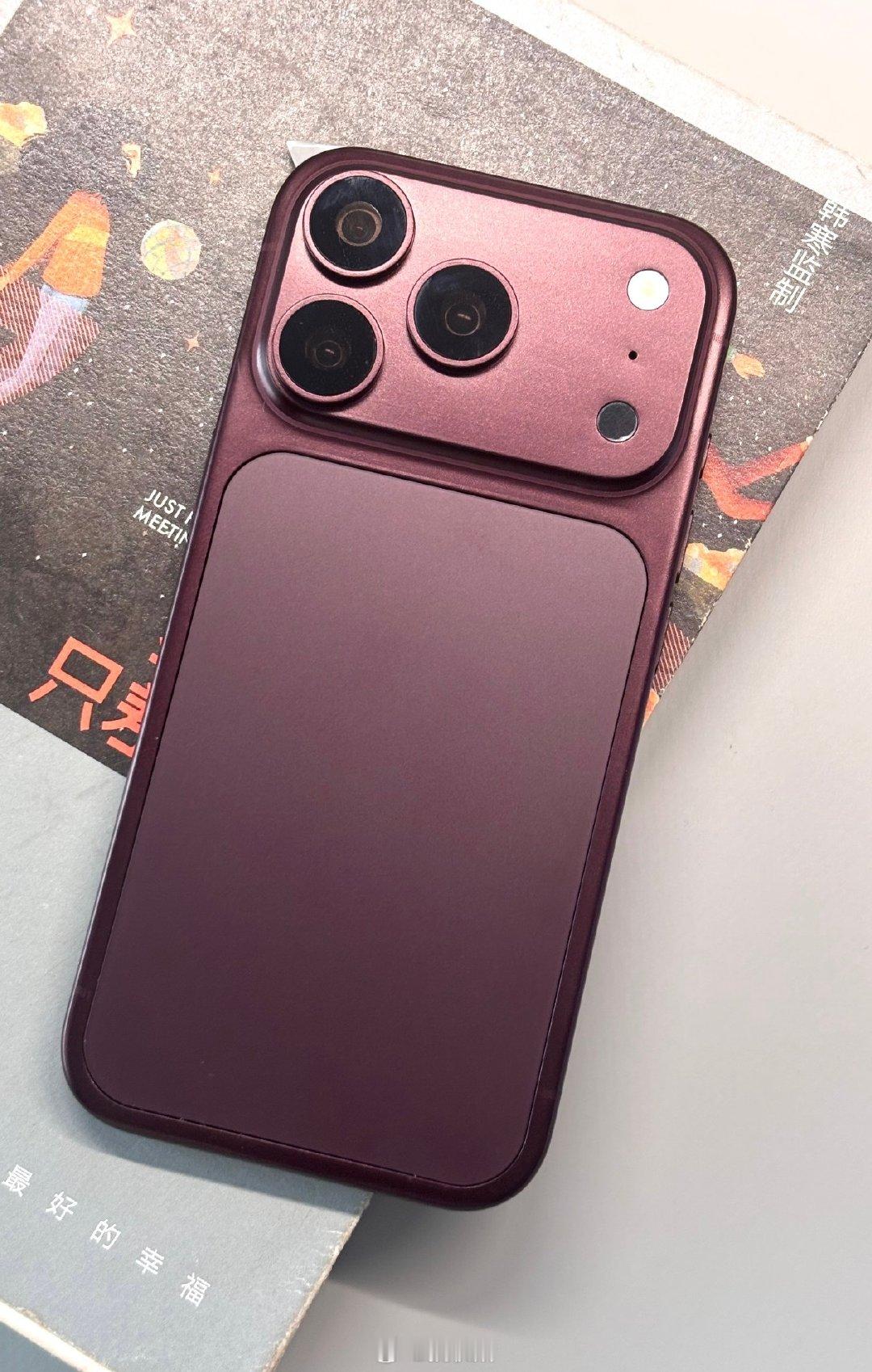 iPhone18Pro 系列的勃艮第红配色大家觉得好看吗？感觉回头率挺高的

苹果还是很有想法的，外观几乎没变，就靠新配色戳中痛点，让别人有想买的欲望，毕竟买个银色没人会觉得这是新手机[摊手][摊手]
#iPhone18Pro# ​