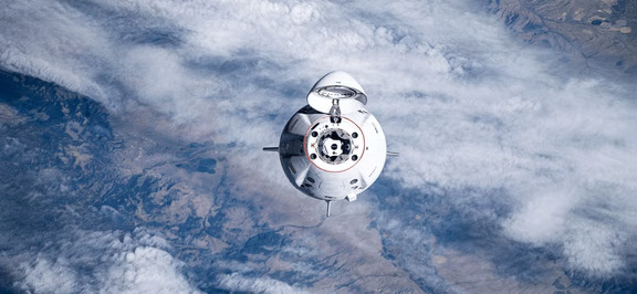 在轨八个月！SpaceX载人龙飞船明日送四名宇航员回家
	
10月6日，SpaceX宣布，Crew-12任务的四名宇航员将于北京时间10月7日20:05左右搭乘载人龙飞船自动脱离国际空间站，启程返回地球，预计10月8日23:34在加利福尼亚外海溅落。
	
返航乘组由NASA宇航员Jessica Meir担任指令长，Jack Hathaway担任驾驶员，欧洲航天局Sophie Adenot与俄罗斯航天国家集团Andrey Fedyaev为任务专家。四人于北京时间2月13日18:15，由猎鹰9从佛罗里达卡纳维拉尔角太空军基地SLC-40发射，次日对接空间站，在轨约八个月。
	
任务团队仍在评估加州外海回收区的天气与海况。离站能否按10月7日执行，取决于龙飞船状态、回收队伍准备和气象条件；若推迟，后续窗口将重新确定溅落时间。