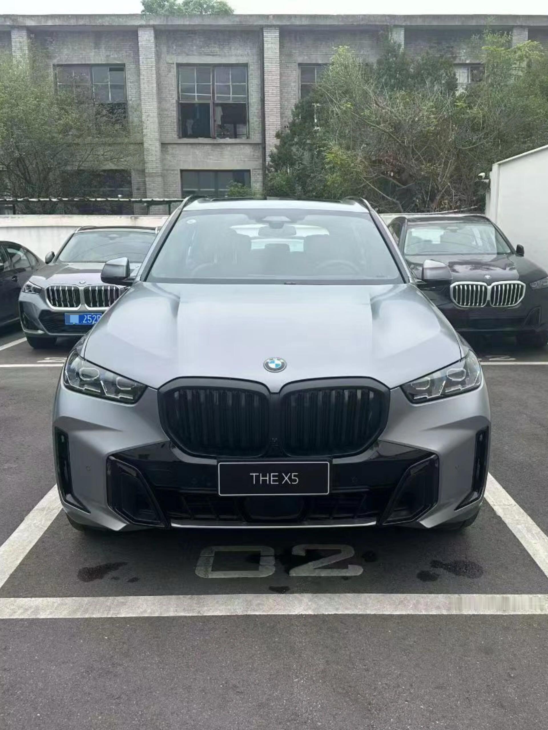 宝马x5厂家活动车3.0TM运动耀夜磨砂灰外观/黑红内饰  选装:个性...