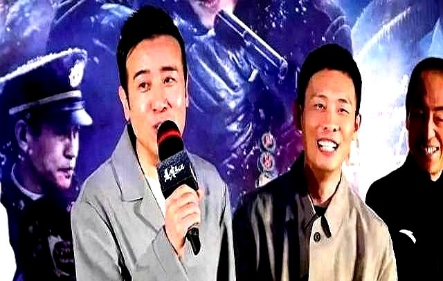 满屏都在吐槽张译“怎么又演警察”，他却在路演现场亮出一组吓人的数据。

面对“戏路窄”的群嘲，张译一句没辩解。他只是弯腰搀扶着92岁的新片原型崔道植上台，深深鞠了一躬，然后甩出崔老的履历：从警70年，经手1200起特大案，7000件痕迹检验零差错。

看完电影，老人家只评价了三个字：“太好了。”