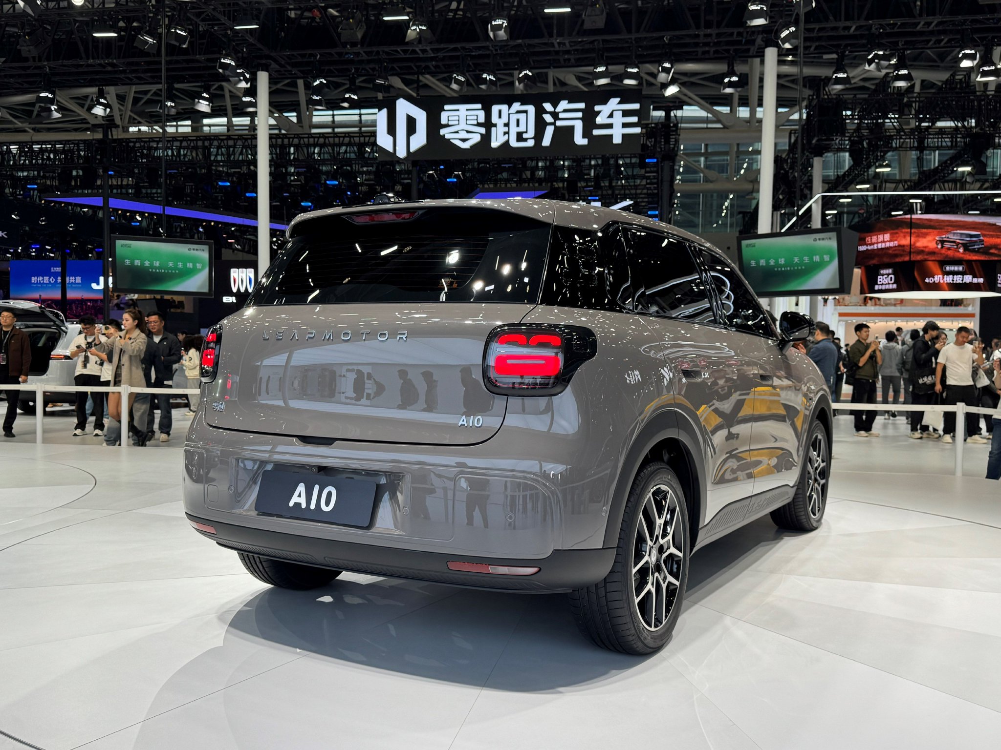 零跑销量最高的十款车：
1，‌零跑 A10‌（小型 SUV）：
7 月销 2.64 万辆，2026 年新上市爆款，起售价约 6.58 万元

2，‌零跑 C10‌（中型 SUV）：
7 月销 1.01 万辆，12–14 万级主力家用车型

3，‌零跑 D19‌（大型 SUV）：
7 月销 1.00