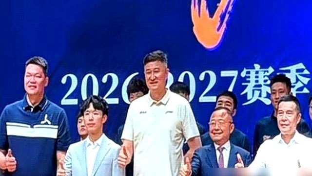 杜锋居然开口叫队员“杰哥”“嘉哥”，场边咆哮的天王老子突然放低了姿态。

但别以为他转性了，说话其实更狠。现场敲打毛躁的陈家政，转头又过问王洪泽的伤，红脸白脸一个人全唱了。

出征仪式上，朱芳雨退了，周鹏回来了，配上38岁的塞尔维亚新教练和三外援。老的老小的小，队长胡明轩直接放话“背水一战”，新赛季