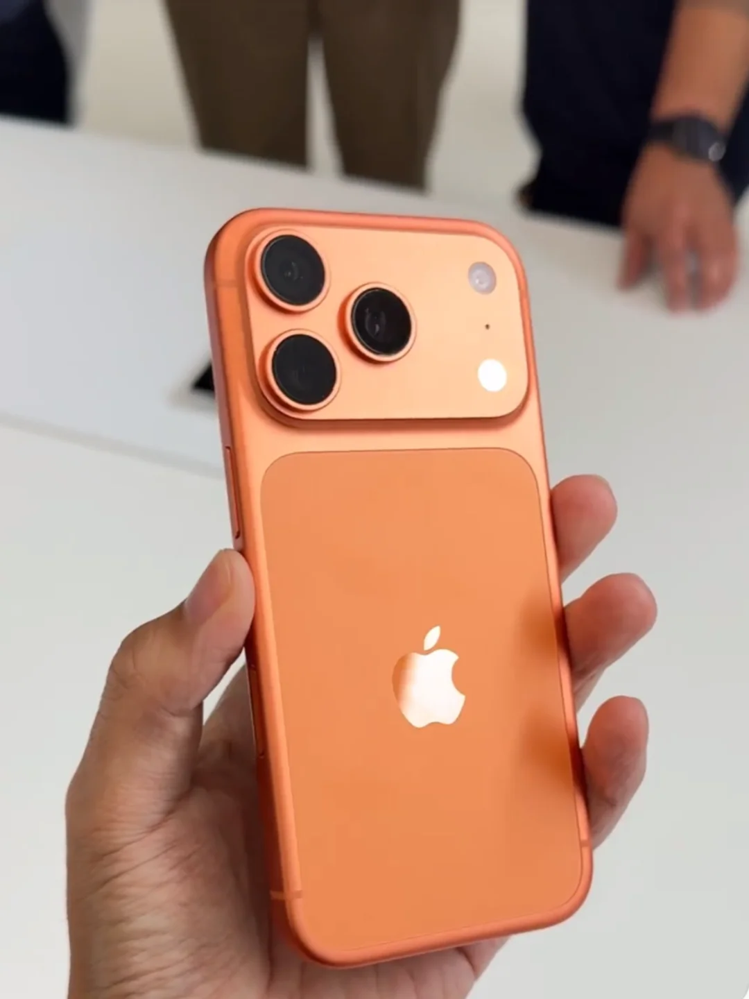 iPhone17Pro新配色🔥橙色的实拍，你觉得咋样