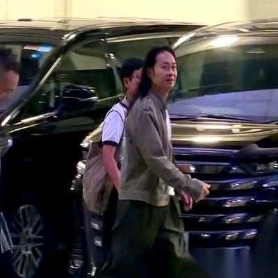 许志安把红馆尾场办完，中途当着张学友的面连着哭了两回。
网上的热搜全在盯着台下六十岁张卫健脸上的深法令纹。
旁边同年的梁汉文和苏永康谁也没接台上那句关于低谷的表态。
大家嘴上聊的是那张脸。
六十岁，眼袋耷拉着，纹路深得明显，跟三十八岁状态似的梁汉文坐一块，硬生生让人看出了辈分差。
可张卫健就坐在那儿