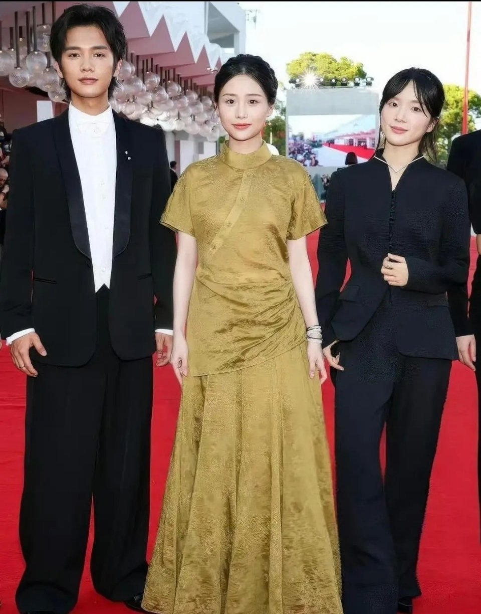 王晓慧这件造型很吃藕，难道这种衣服只有真美女才能hold住？ ​