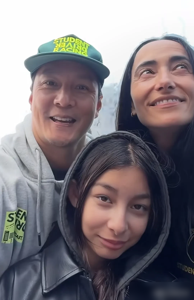 吴彦祖老婆素颜被群嘲，说她如今长得像戴假发的阿祖。可你们知道她是谁么？
Lisa Selesner，178的身高，中美法三国混血，当年是正儿八经走Fendi大秀的超模。那张脸，放二十年前就是高级脸的代名词。
如今48了，发际线后移，轮廓硬朗，跟阿祖坐一块儿被说成两个阿祖。有人笑她不保养，有人拿她