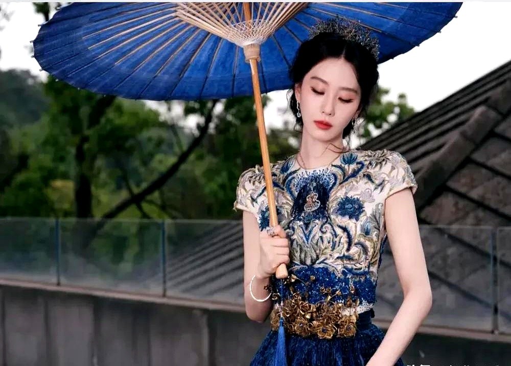 布料脆到连弯腰都不行，刘诗诗硬是穿着这件衣服稳稳走完了红毯。

这件郭培2018“极乐岛”系列博物馆典藏蓝金礼服，满面宫绣和金线。布料脆得吓人。刘诗诗全靠多年芭蕾练出的挺拔体态硬撑，把这件藏品直接穿活了。连郭培本人都专门发博感慨“这是头一回”。

现在郭培迄今最大的个展要开了，刘诗诗和檀健次都在力荐