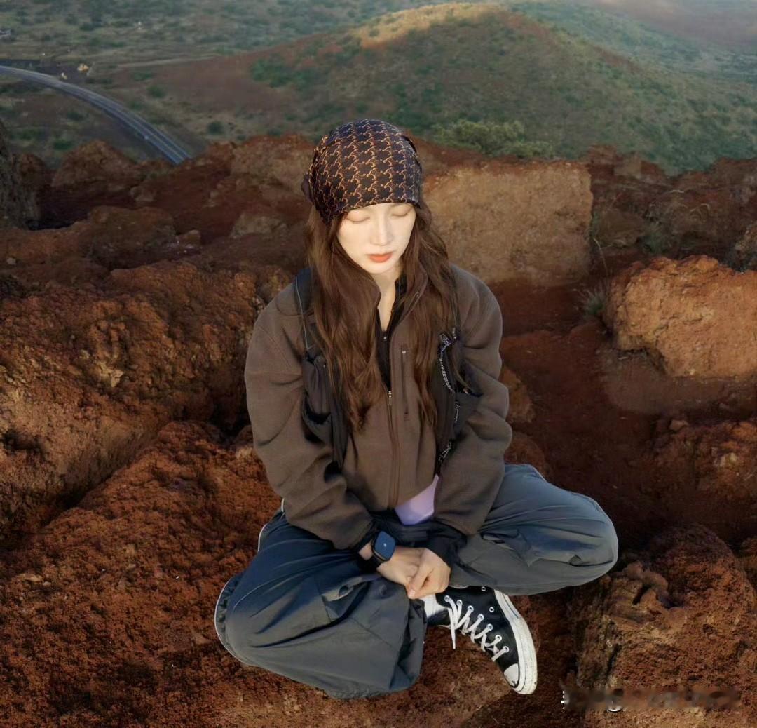 孟佳的学校倒闭了
她还是有钱
遇到这事不是想怎么退钱，而是去哪里旅游

本来3个月封闭的学习英语课程，还有3周就结束了，结果提前结束了，孟佳一点也不慌张，就开始下一步计划。

准备将危机转化为生活体验，Vlog记录了去朋友家做客、学习烹饪（如理解“weaponized incompetence”等词