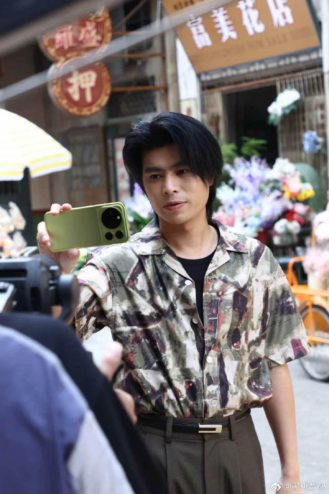 #罗永浩接连炮轰苹果#买苹果手机很多都是为了拍视频，信号不如国产品牌。

马上发布的#荣耀 Magic9# 系列采用了阿莱电影机整套色彩和影调标准，仁科手拿“掌上阿莱”，直接拍出电影画面感。而且使用极窄双轨天线，实现顶级稳定信号。 ​