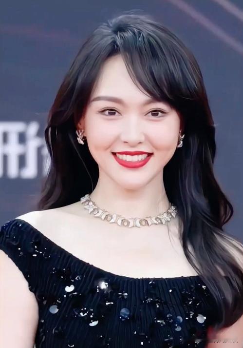 唐嫣被骂傻白甜却闷头干了三件大事，官媒罕见公开发文力挺，最后一点让人沉默了

官媒这次是真给唐嫣&